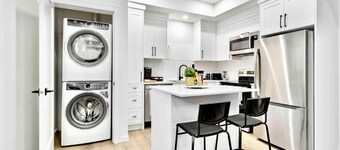 Luxurious & Stylish 2BR P/Suite features a full kitchen, fenced backyard, and modern appliances. Ideal for families or business travelers, sleeps up to 5, with free parking in a peaceful, central location.