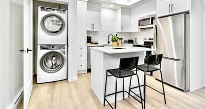 Luxurious & Stylish 2BR P/Suite features a full kitchen, fenced backyard, and modern appliances. Ideal for families or business travelers, sleeps up to 5, with free parking in a peaceful, central location.