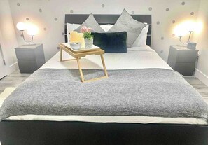 Desk, iron/ironing board, travel cot, free WiFi - Newly built, Luxurious 2-bedroom private basement suite with its own entrance. Enjoy 1GB high-speed Wi-Fi, parking for 2 cars or 1 RV, a full kitchen, and fenced garden minutes from city life on a quiet street. (Delta)