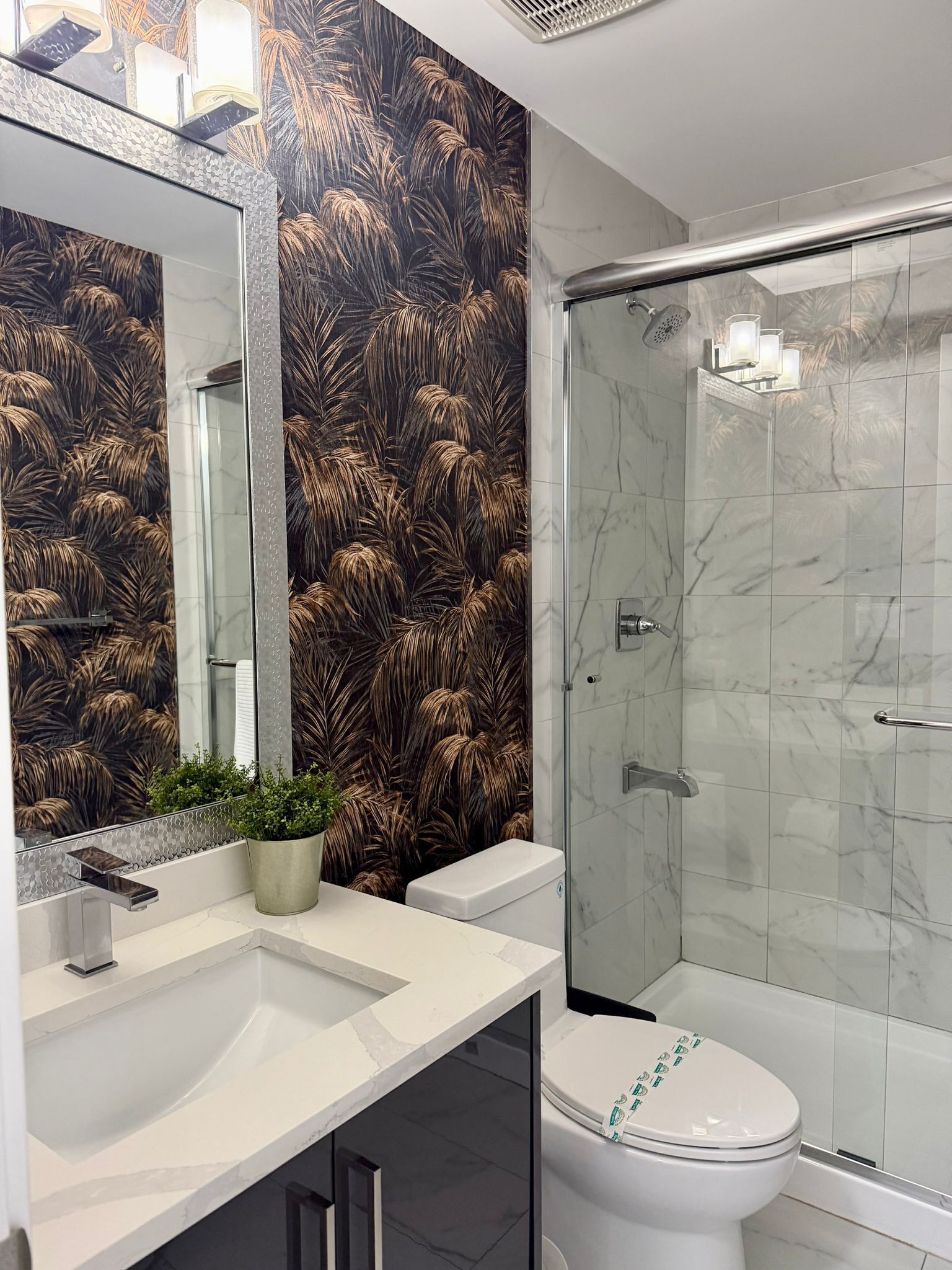 Secador de cabelo, toalhas de banho