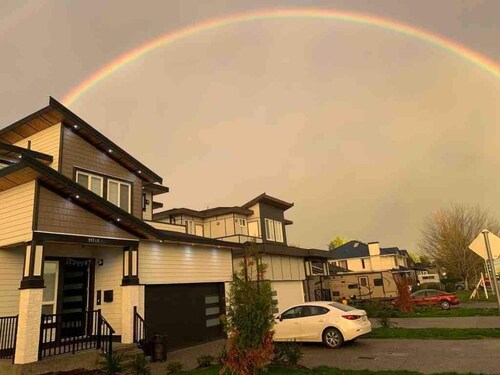 Newly built, Luxurious 2-bedroom private basement suite with its own entrance. Enjoy 1GB high-speed Wi-Fi, parking for 2 cars or 1 RV, a full kitchen, and fenced garden minutes from city life on a quiet street.