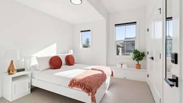 Bureau, fer et planche à repasser, lit de bébé portatif