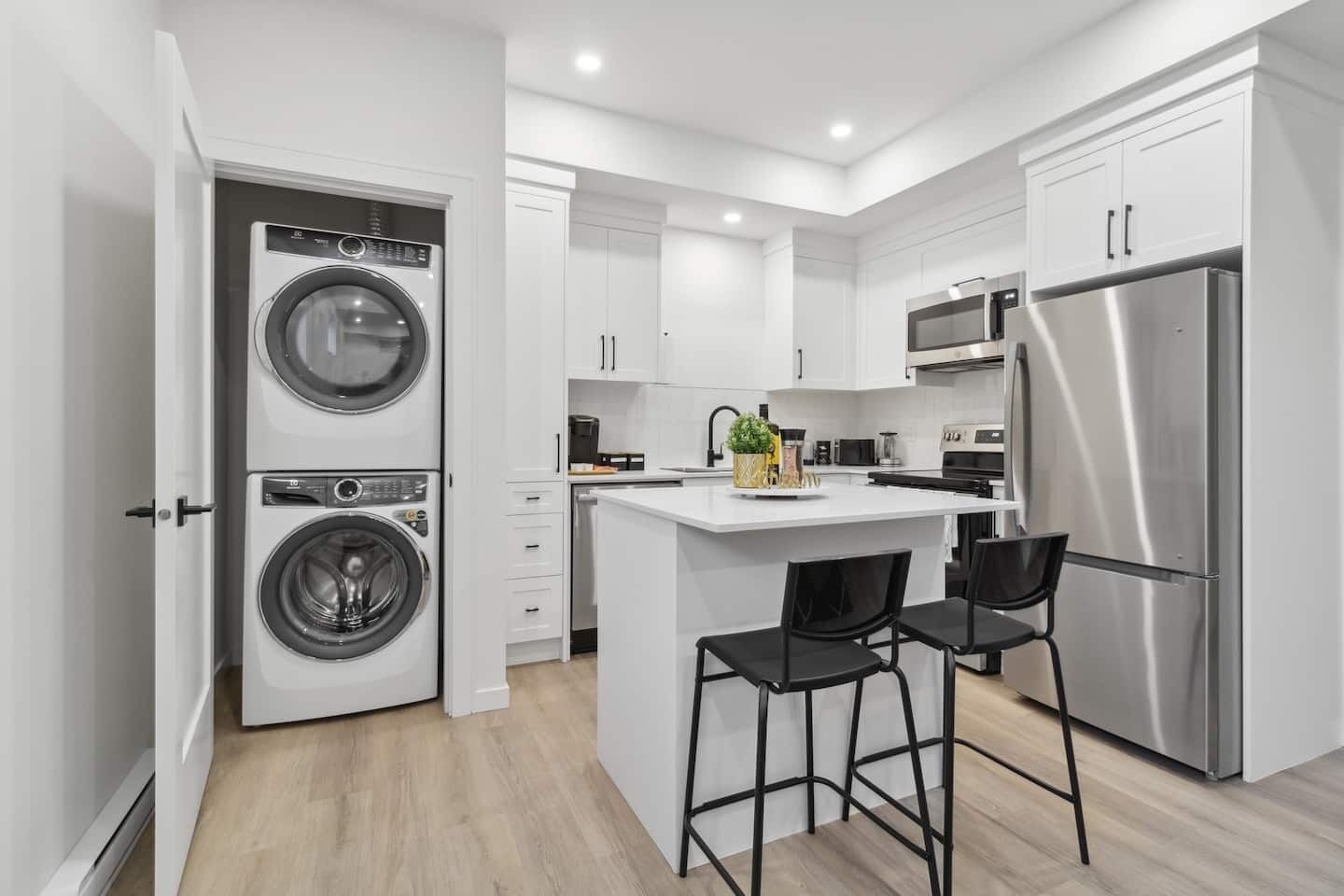 Refrigerador, microondas, horno y parrilla de estufa 