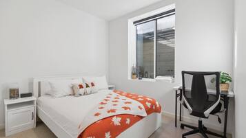 Escritorio, tabla de planchar con plancha, cuna de viaje y wifi gratis