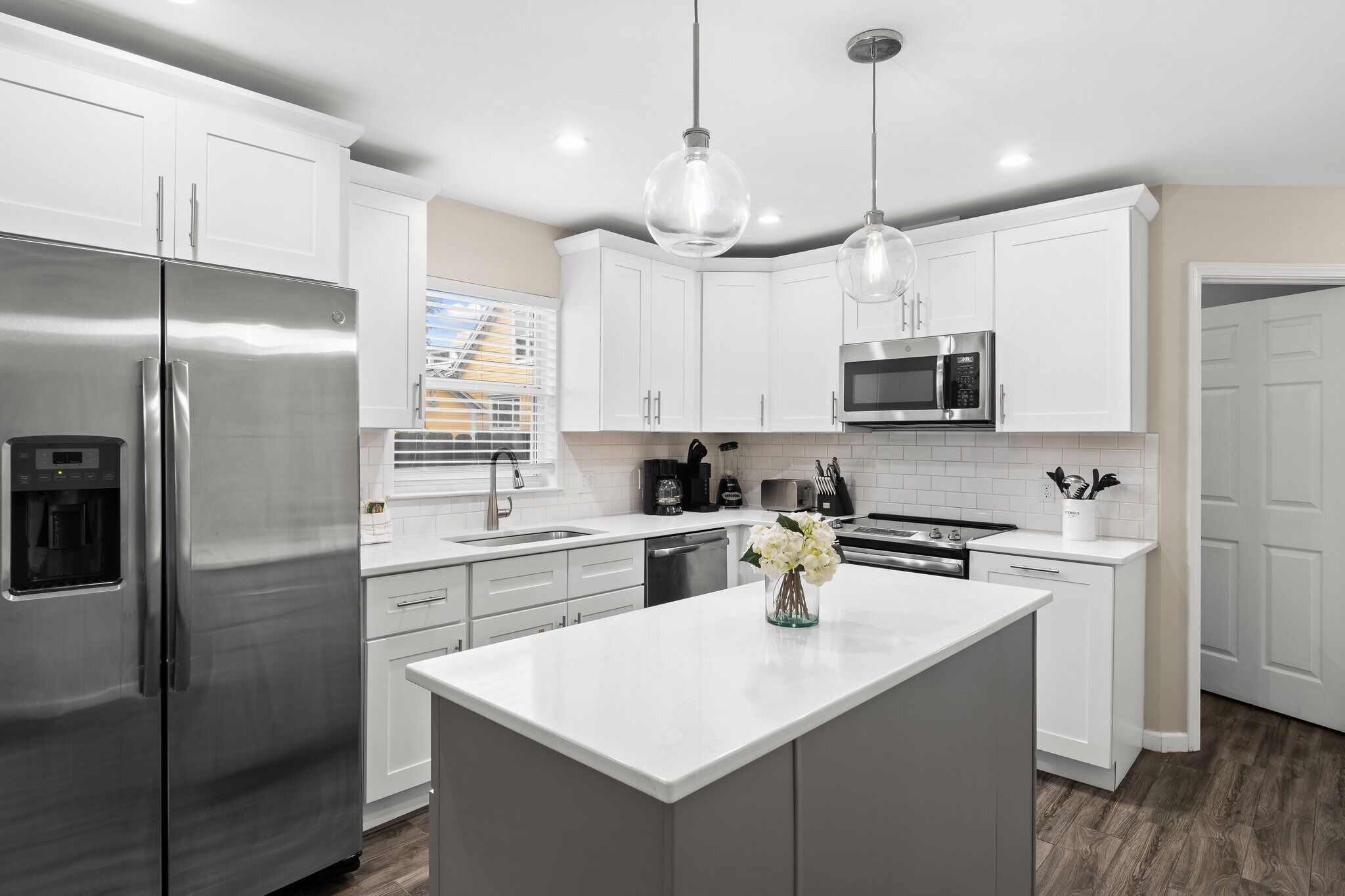 Jääkaappi, mikroaaltouuni, uuni, liesi