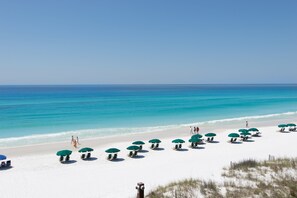 On the beach - Top Floor Gulf Views | Private Beach + Free Chairs | Sleeps 10 | Coral Reef Club 49 (Destin)