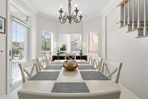 Dining - Pool~Pet Friendly~5-Min Walk to Private Beach~2 Master Suites~Optional Golf Cart (Destin)