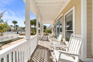 Terrace/patio - Pool~Pet Friendly~5-Min Walk to Private Beach~2 Master Suites~Optional Golf Cart (Destin)