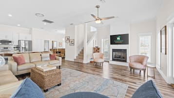 Smart TV, fireplace