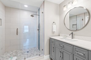 Shower, hair dryer, towels - Beachfront~2 King Suites~Sunset Balcony~Family Resort w/Pool (Destin)
