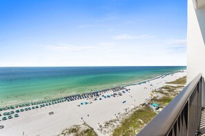 On the beach - Beachfront Penthouse~Breath Taking Views~3 King Suites~2 Balconies! (Destin)