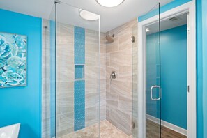 Shower, jetted bath, hair dryer, towels - Upscale Condo with 2 King Master Suites and a 2-Queen Suite~ Wow Views! (Destin)