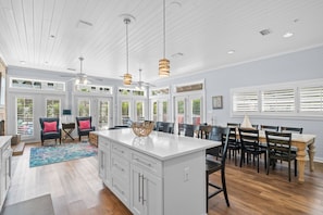 Dining - PRIVATE Pool & Spa ~ PRIVATE Beach Access ~ FREE 6 Seat Golf Cart ~Steps to Beach! (Destin)
