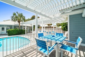 Outdoor dining - Steps to Beach~Private Pool~Pet Friendly~Carriage House~Optional Golf Cart! (Destin)