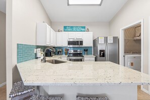 Fridge, microwave, oven, stovetop - Golf Cart~2 Pools~Pet Friendly~Private Beach~The Blarney Stone (Destin)