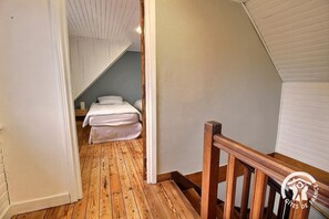 Planxa i posts de planxar, wifi gratuïta i roba de llit 