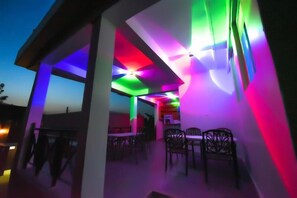 Outdoor dining - Nyumbani Hotel Makerere (Kampala)