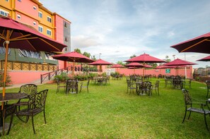 Tempat makan outdoor