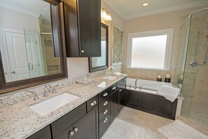 Shower, hair dryer, towels - Toes in the Sand | Private Pool | Golf Cart | Minutes to the Gulf | Firepit | Luxury 5BR Home (Destin)
