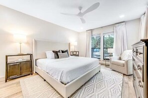 Tabla de planchar con plancha, wifi gratis y ropa de cama 