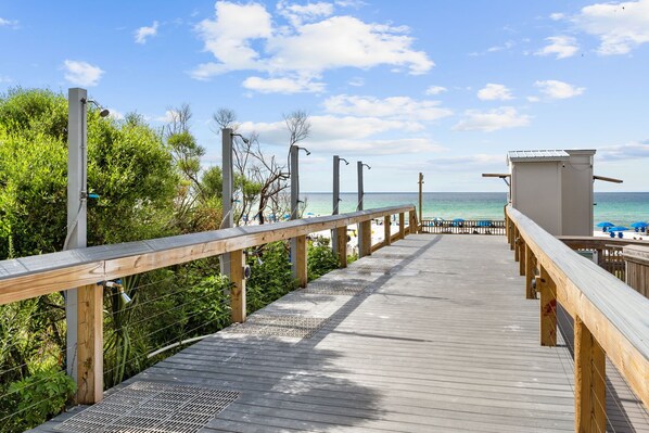 Property grounds - New! Remodeled Gulf Front Condo~Pools~Sauna~Hot Tub~Beach Manor 1004 (Miramar Beach)