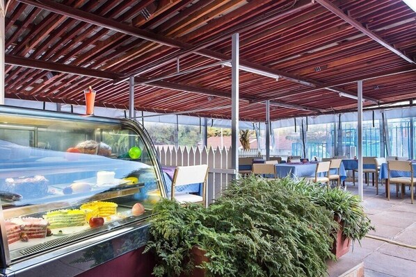 Outdoor dining - Methodist Guest House (Nairobi)