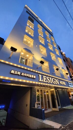 Exterior detail - Songjeong Lesign Hotel (Busan)