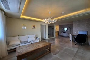 Living area - Songjeong Lesign Hotel (Busan)