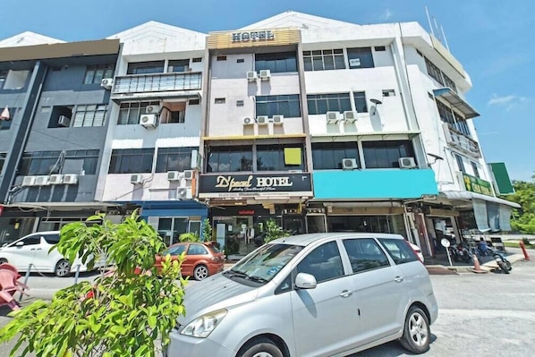 A hotel building with multiple floors, air conditioning units, and a sign for 'Hotel'. - D'pearl Hotel (George Town)