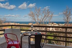 Outdoor dining - The Bongos Resort (Platanias)