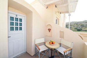 Outdoor dining - Leon Apartment Hotel (Santorini)