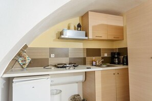 Private kitchen - Leon Apartment Hotel (Santorini)