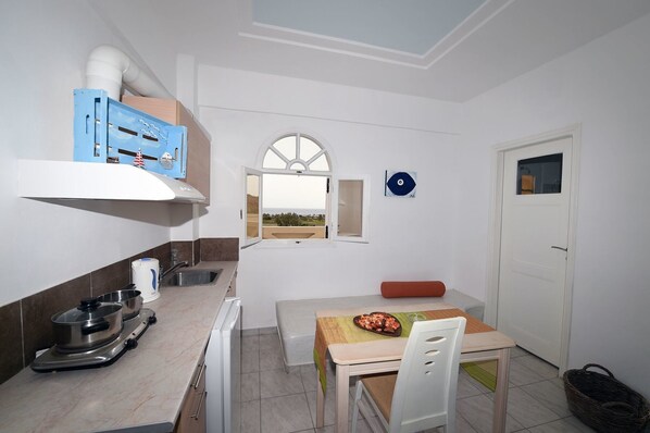 Private kitchen - Leon Apartment Hotel (Santorini)