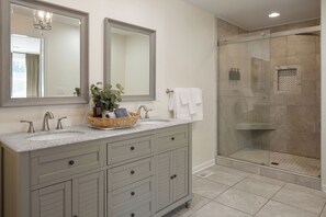 Shower, hair dryer, bidet, towels - The Cattleman's House- 4 Bed, 2.5 Bath, located in McMinnville, TN. (McMinnville)