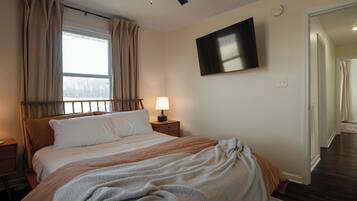 4 bedrooms, iron/ironing board, free WiFi, bed sheets