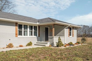 Exterior - The Cattleman's House- 4 Bed, 2.5 Bath, located in McMinnville, TN. (McMinnville)