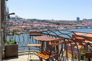 Outdoor dining - Feel Porto Codeçal Apartments (Porto)