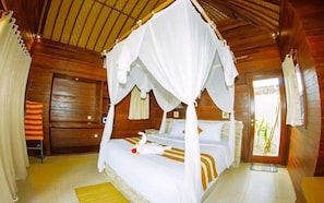 A four-poster canopy bed with white bedding, wooden walls, and a tiled floor. - The Villa Dini Dnusa Lembongan (Lembongan Island)