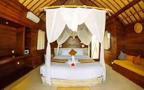 Un lit à baldaquin à quatre poteaux, avec un ciel de lit blanc, une tête de lit en bois et un petit oiseau décoratif posé sur le lit.