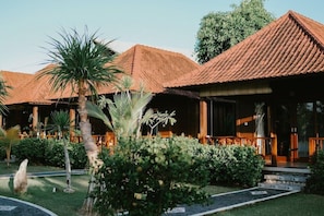 A resort with multiple bungalow-style buildings, each with a tiled roof and wooden exterior. - The Villa Dini Dnusa Lembongan (Lembongan Island)