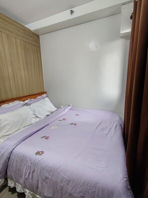 Iron/ironing board, WiFi, bed sheets - Gvsky suite Moa Staycation (Pasay City)