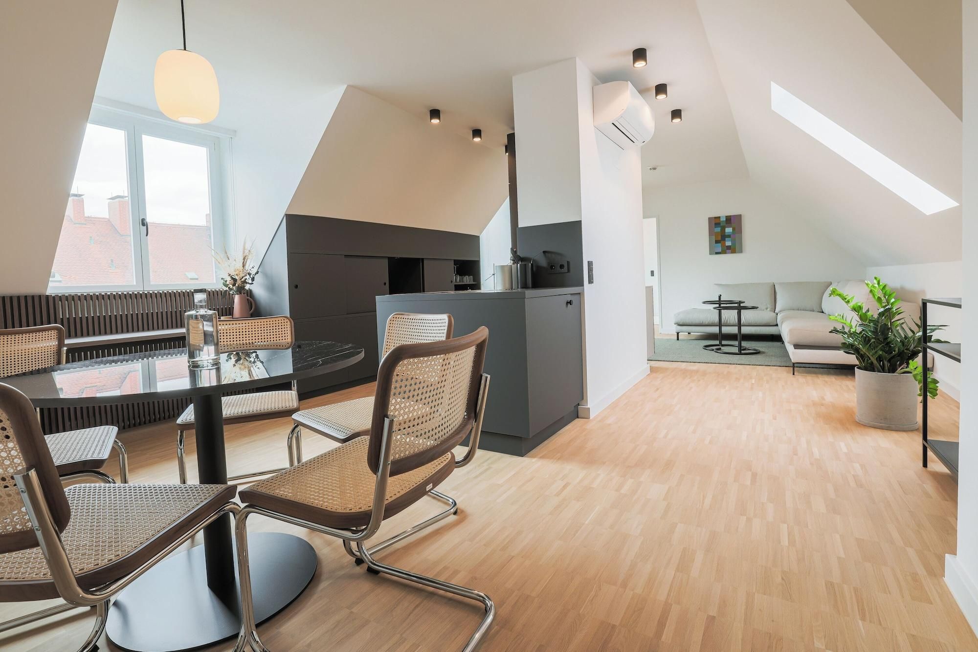 Een modern appartement met een eethoek, keuken en woonruimte.