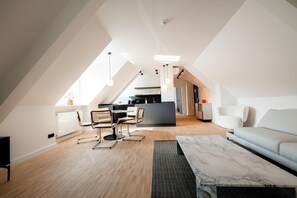 Eine moderne Lofts-Wohnung mit Küche, Essbereich und Wohnbereich.