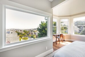 3 slaapkamers, een strijkplank/strijkijzer, internet, beddengoed