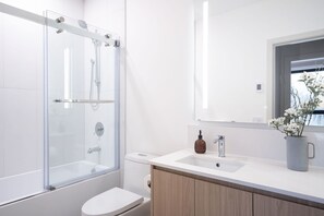 Shower, hair dryer, towels, shampoo - Luna Ridge - Thoughtfully Designed 3-Bedroom Condo (Revelstoke)