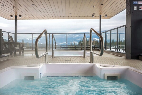 Outdoor spa tub - Luna Ridge - Thoughtfully Designed 3-Bedroom Condo (Revelstoke)