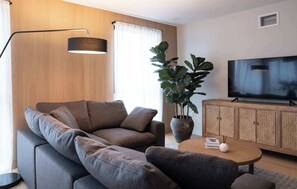 TV - Luna Ridge - Thoughtfully Designed 3-Bedroom Condo (Revelstoke)