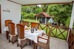 Outdoor dining - The Orchard Self-catering Villa (Mahé Island)