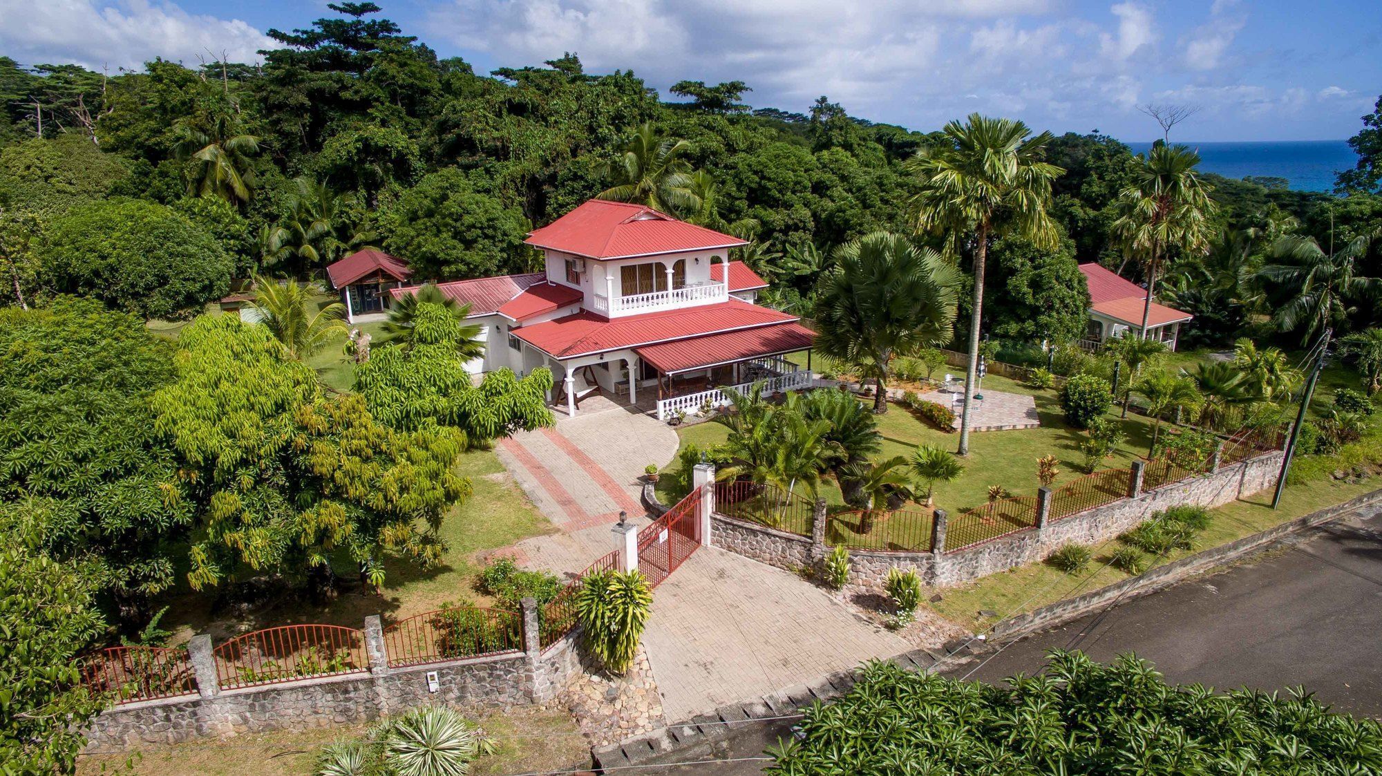 المنشأة من الخارج