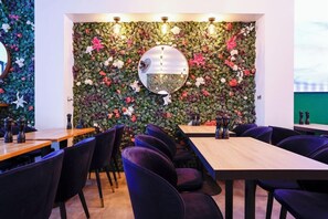 Dining - Hamburg Room (Hamburg)